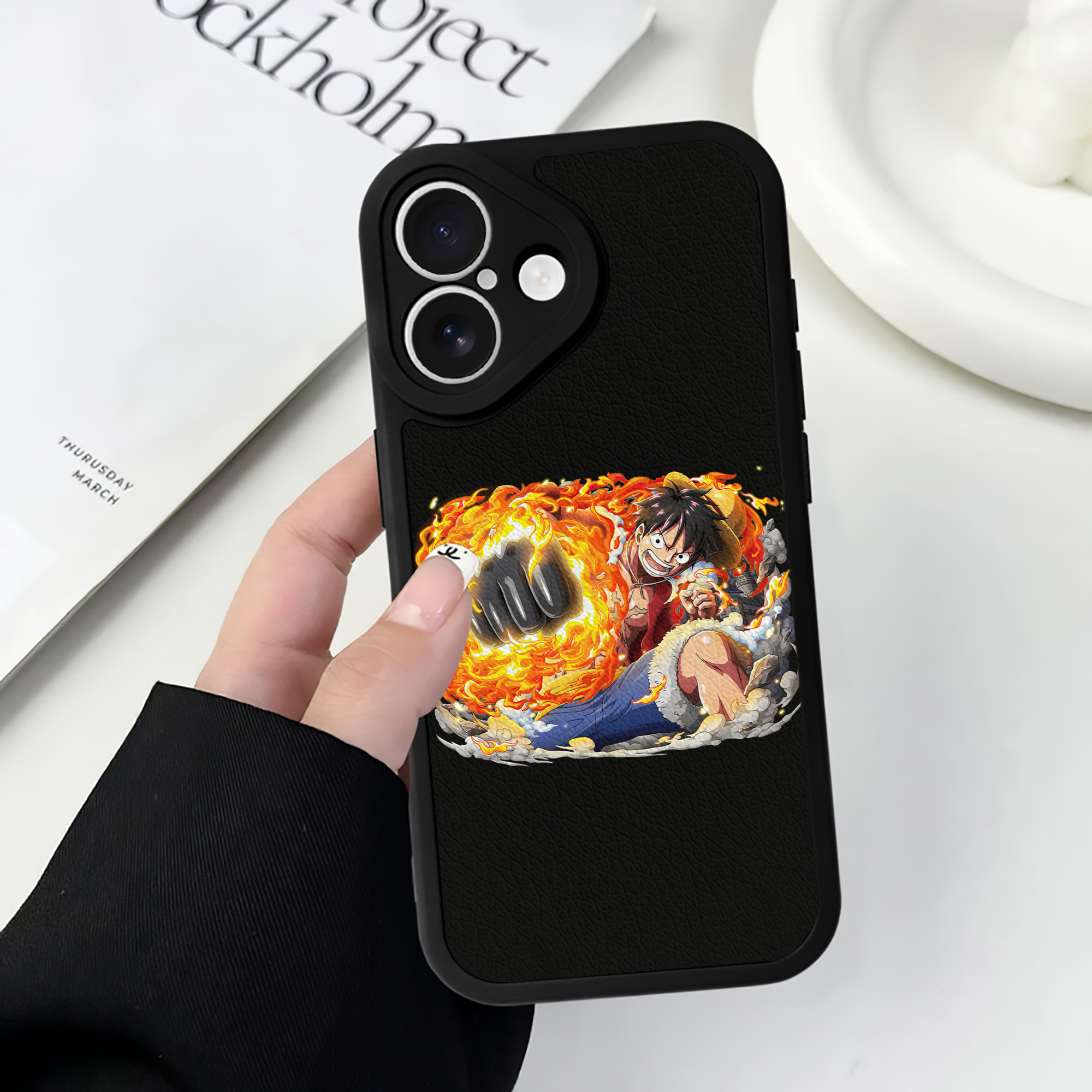 （画像用） ワンピース モンキー・D・ルフィ ONE PIECE Monkey D. Luffy 【iPhone 16シリーズ対応】シリコンスマホケース（レザー調） 材質：シリコン